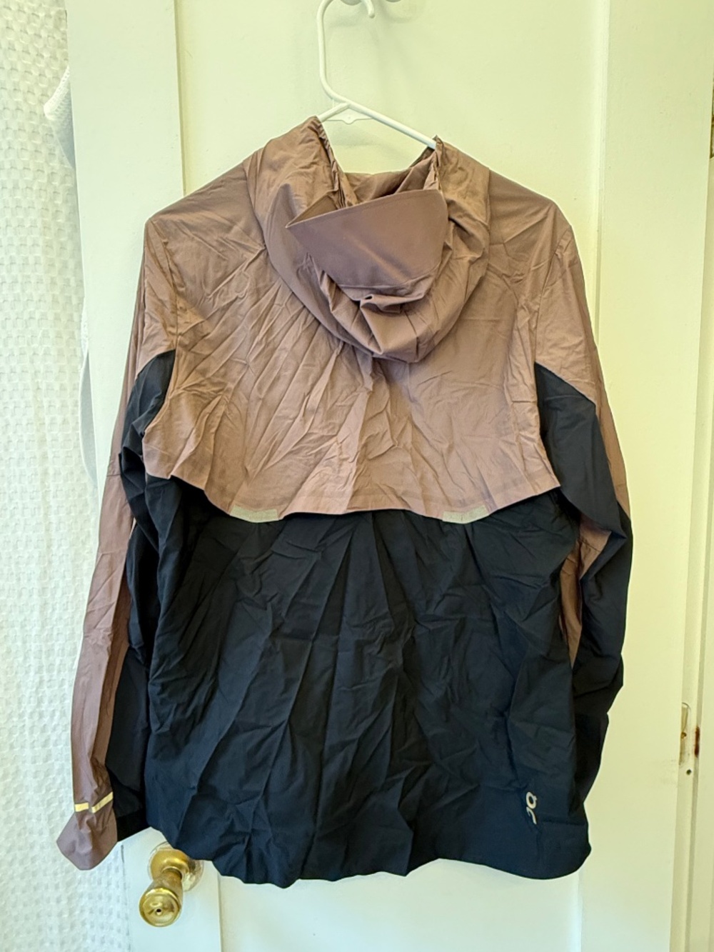 ON Running Jacket - Picture 2 of 3